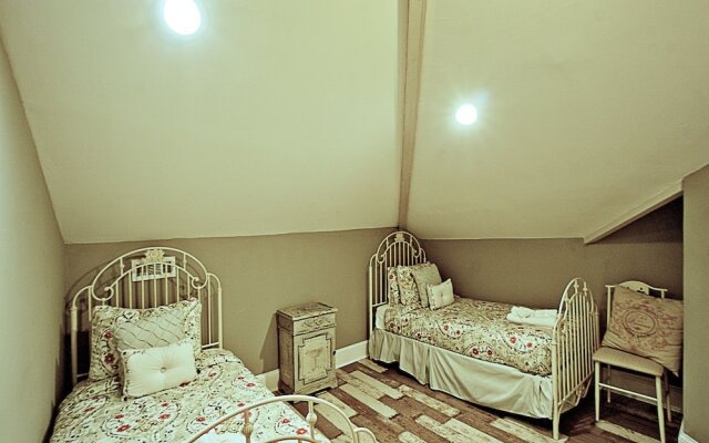 Downtown Savannah Oasis 4 BR 3 BA