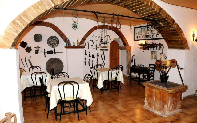 Topakas House