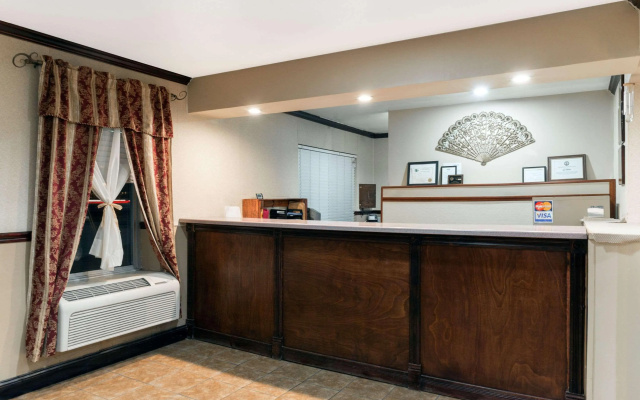 Super 8 by Wyndham Fenton/St. Louis Area