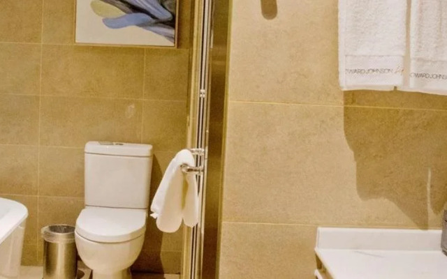 Howard Johnson Life Geckor Zhu