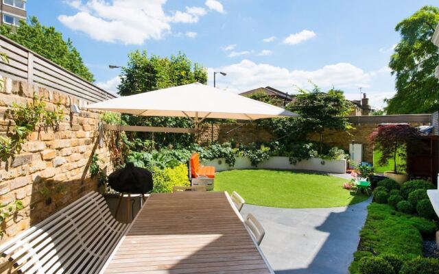 Fashionable 3BR Family Home in Battersea