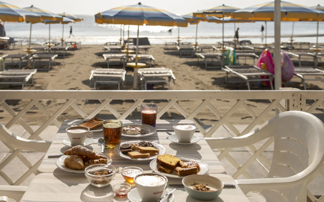 Club Hotel Bikini & Tropicana