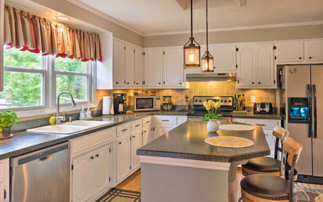 'paradise Lakehouse' in Hickory w/ Dock & Views!