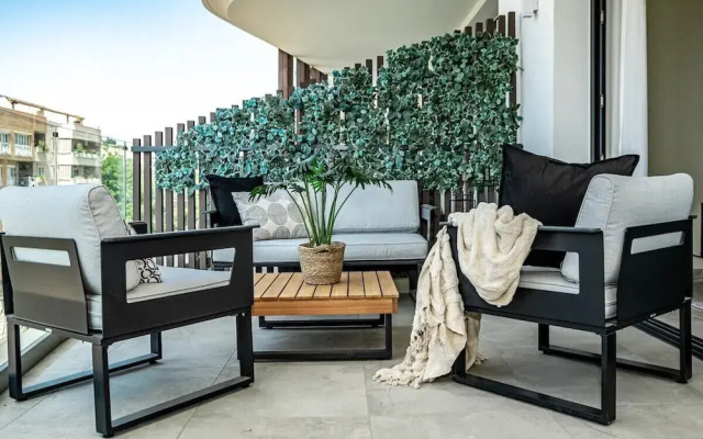 Inf3.3k- Stunning City Apartment Close to Beaches