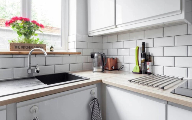 Spacious 1 Bedroom Apartment Near The Triangle