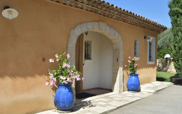 Stunning Villa Near Regusse With Private Swimming Pool