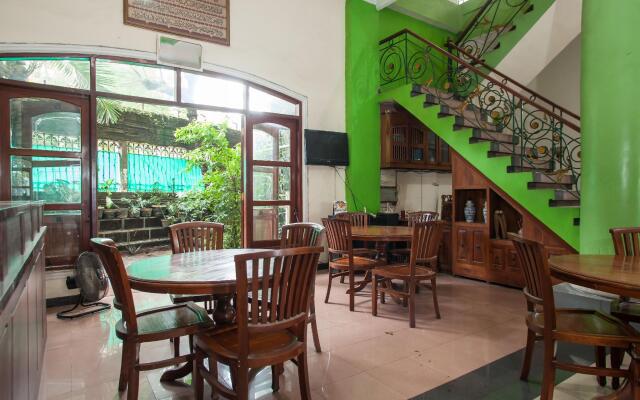 RedDoorz @ Genteng Surabaya 2