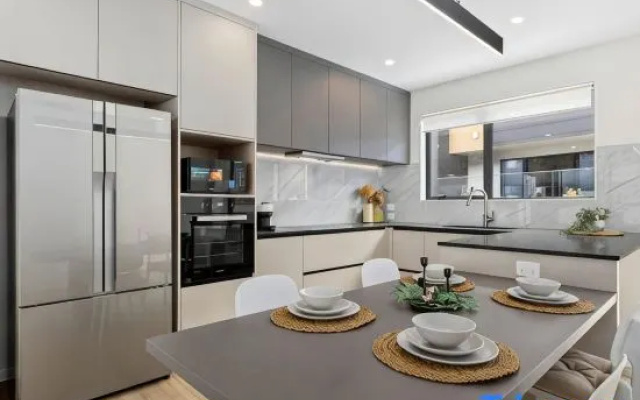 Elegant Stay with a Sunny Patio for Relaxation – Kitchen – North Auckland