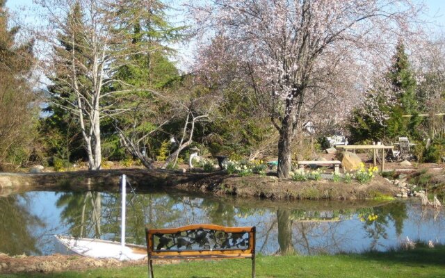 Foxglove Inn & Gardens