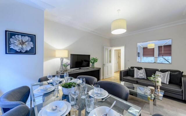 Modern Three Bedroom Apartment in Hammersmith