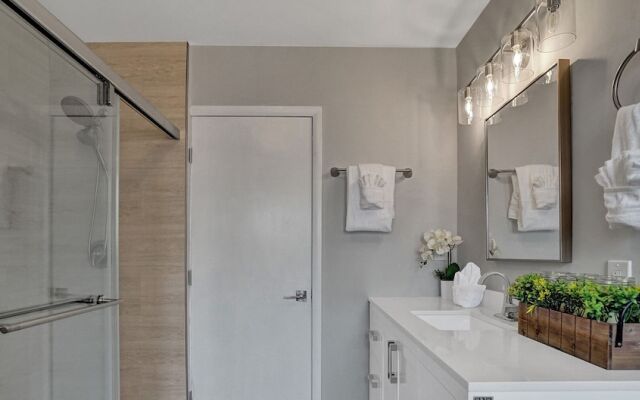 Family vacation 6 Br with Heated Pool