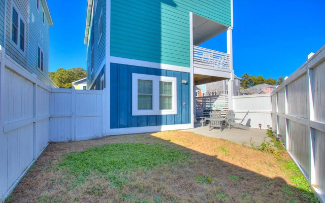 BB31 - Beach Please Community pool