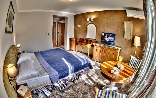 Meg Lozenetz Hotel