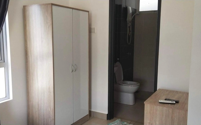 8pax Mount austin Midori Green homestay