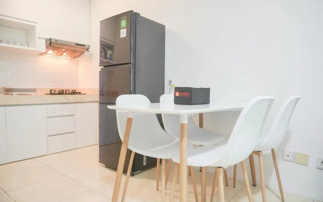 Modern And Homey 2Br At Mt Haryono Square Apartment