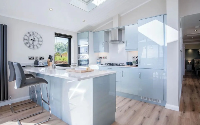 Swanlake Lodge - 3 Bedroom Holiday Home - Penally