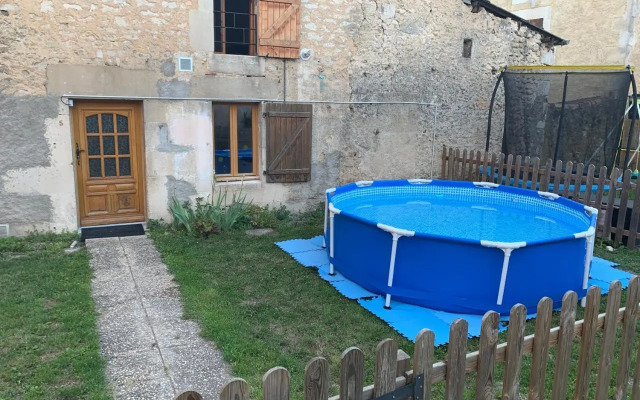 Petite maison lorraine avec cheminée et jardin