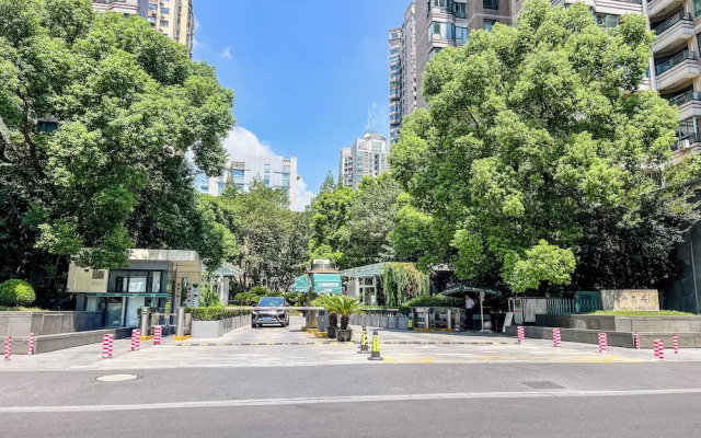 Tyms 3BR 2BA Apt Xujiahui Center