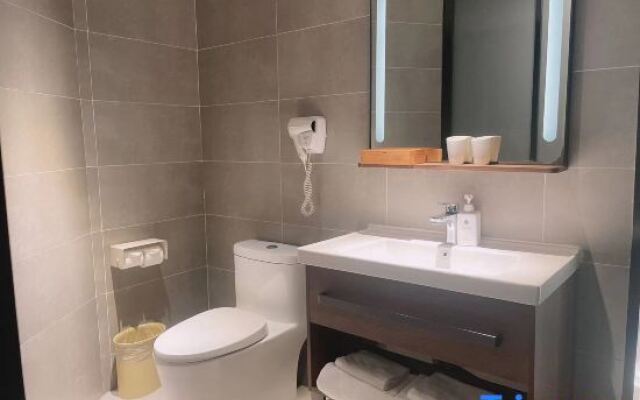 HanTing Hotel (Zhengzhou Zhongyuan Aquatic Products Logistics Port)