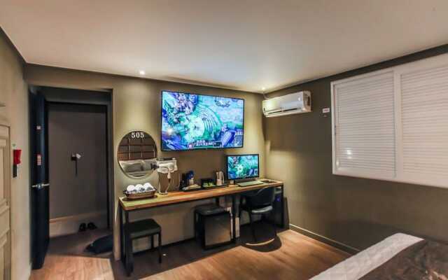 Hotel Six