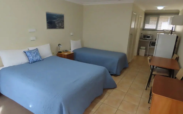 Emu Point Motel & Apartments