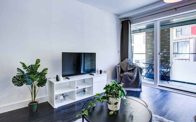 Modern Greenwich Flat With Parking