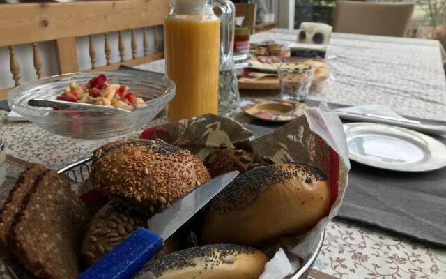 Rhönhaus mit Kreuzbergblick