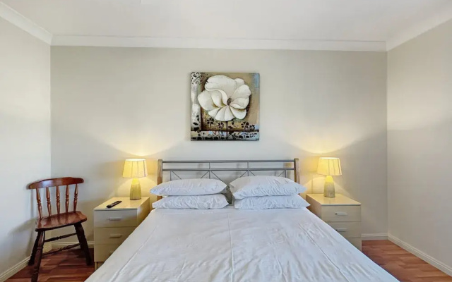 Spacious 4-bed Home 2-min to the Beach