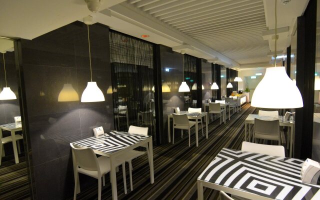 I Hotel
