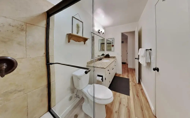 Remodeled 2 Bedroom Condo with Easy Access to Mountain Biking, Swimming, Hiking, Hot Tubs! by RedAwning