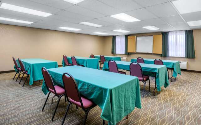 Quality Inn & Suites Des Moines - Merle Hay Road