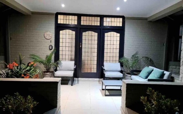 Contemporary 2 bed in Suburbs - 2081