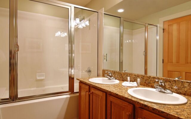 Crestview Condominiums by All Seasons Resort Lodging