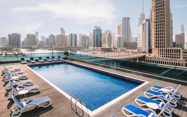 Radisson Blu Hotel, Dubai Canal View