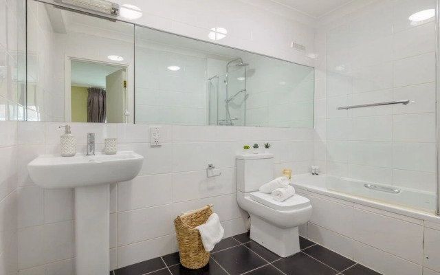 Elegant & Airy 2BR near Regents Park