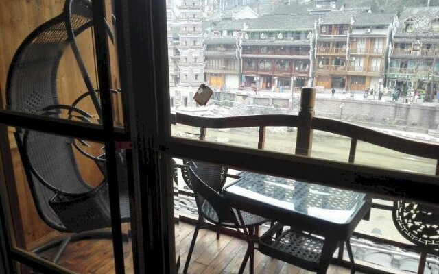 Fenghuang River Side Yaju Inn