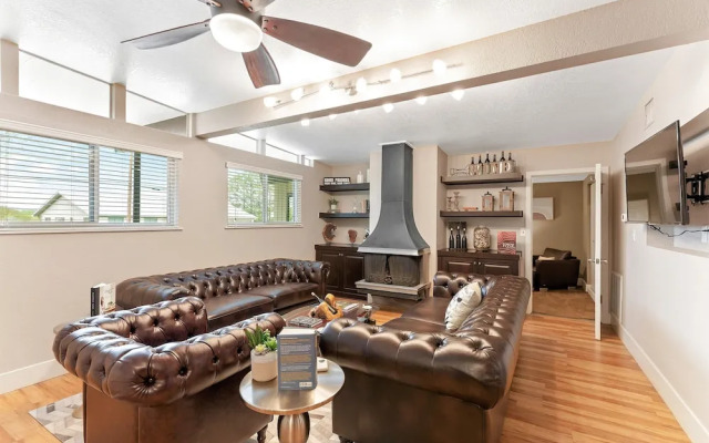 Luxury Home W/pool, Grill/bar, &movieroom