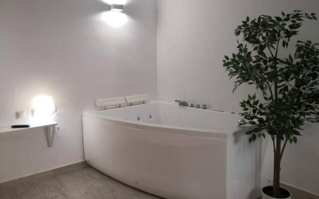 Apartment with Jacuzzi Fast internet Free Wifi