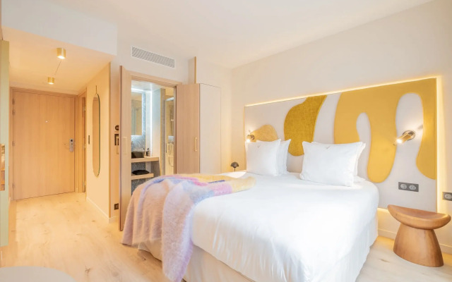 Yuna Porte Maillot - ApartHotel