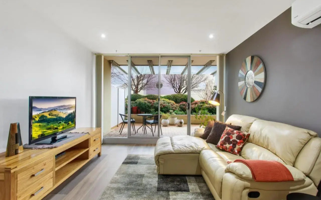 Spacious & High in the Skyplaza - 1bd 1bth Apt