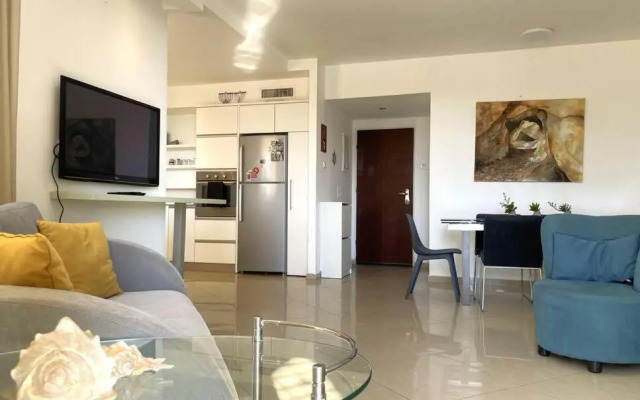 Sunny 3BR Apartment Golf Residence