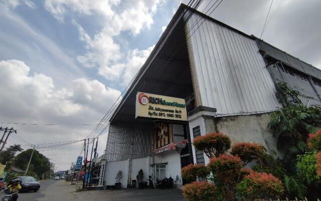 Rich Guesthouse By Zuzu