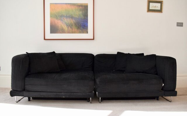 1 Bedroom Townhouse Apartment in Notting Hill