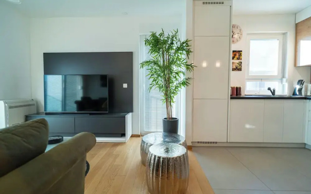 Apartment Wing 77
