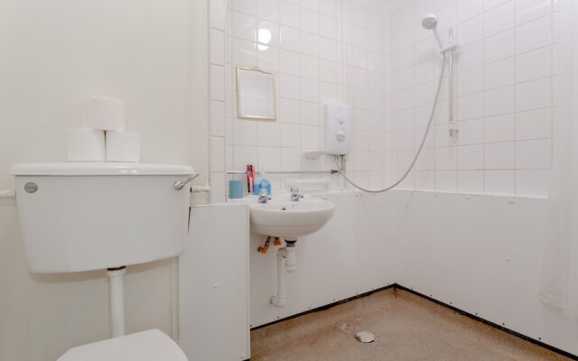 Spacious 2 Bedroom House in Bow