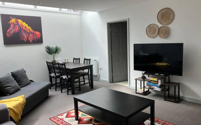 Spacious 2 Bed apartment - Sleeps 6 - Burnham Village