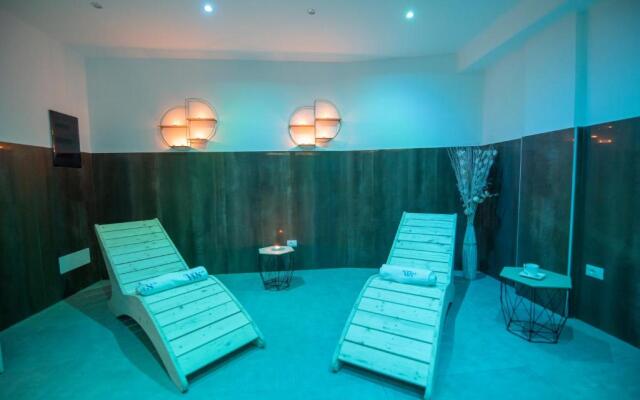 White Apartments & Spa