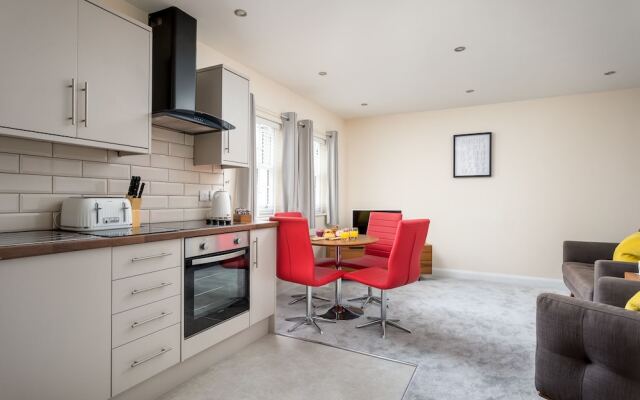 Elliot Oliver - 2 Bedroom Modern Apartment