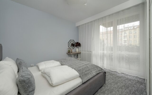 Modern Apartment Terrace by Renters