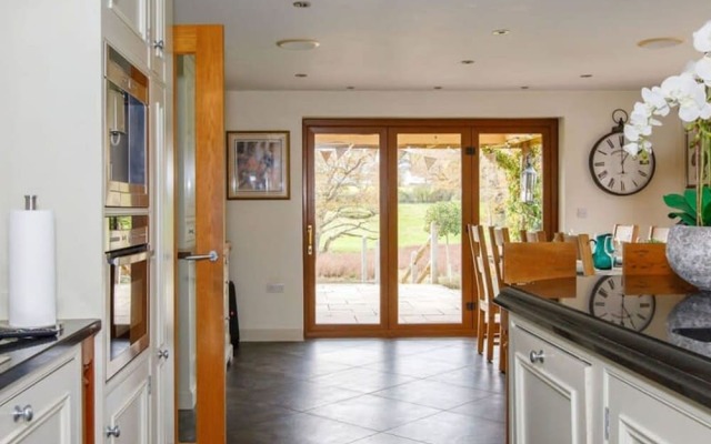 Serene Riverside 6BR Luxury Retreat in Curdridge
